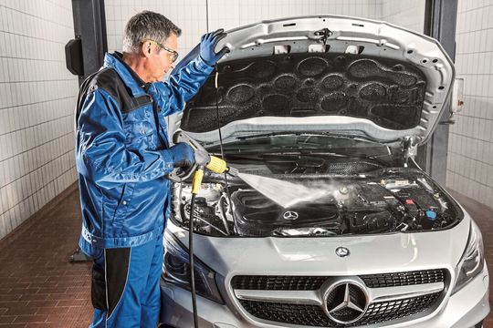 Viele Autobesitzer und Kaufinteressenten legen Wert auf einen sauberen Motorraum. Der Servictechniker sieht die Motorwäsche jedoch mit eher gemischten Gefühlen.(Bild:  www.mader-fotografie.de info@mader-fotografie.de)