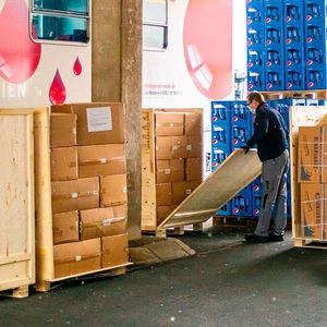 Das Deutsche Rote Kreuz nimmt die Maskenspende entgegen.(Bild:  Xiaomi)