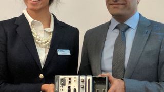 Sunaina Kavi (links) und Rahman Jamal präsentieren den neuen CompactRIO-Controller mit TSN-fähigen Ethernet-Ports. (Bild: ELEKTRONIKPRAXIS)