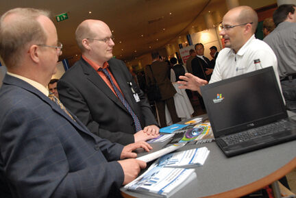 Joachim Guth von Vizioncore (rechts im Bild) erläutert Besuchern wie sich Prozesse in virtuellen Umgebungen vereinfachen lassen. (Archiv: Vogel Business Media)