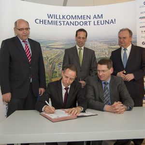 Im Beisein von Dr. Reiner Haseloff, Ministerpräsident des Landes Sachsen-Anhalt, Thorsten Herdan, Abteilungsleiter der Abteilung II - Energiepolitik - Wärme und Effizienz des Bundesministeriums für Wirtschaft und Energie, sowie Hermann Hüwels, Bereichsleiter Umwelt, Energie, Rohstoffe beim DIHK (hintere Reihe v.r.n.l.)  erfolgte die Unterzeichnung der Vereinbarung zur Bildung des „Energieeffizienz-Netzwerkes Chemiestandort Leuna „ durch Christof Günther, Geschäftsführer Infraleuna, und Ulrich Müller, Kanzler der Hochschule Merseburg (v.l.).