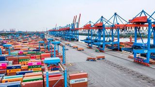 Warnstreiks in den Seehäfen! Die Hafenarbeiter in Hamburg, Emden, Bremen, Bremerhaven und Wilhelmshafen sowie Brake kämpfen um Tariferhöhungen. Heute haben sie die Arbeit niedergelegt. Das behindert die Frachtabwicklung womöglich stark. Hier Details. (Bild: HHLA)