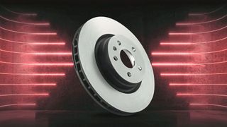 Viele Zulieferer bieten bereits Bremsenteile für Tesla auf dem freien Ersatzteilmarkt an – wie TRW diese Bremsscheibe für das Model S. (Bild: ZF)