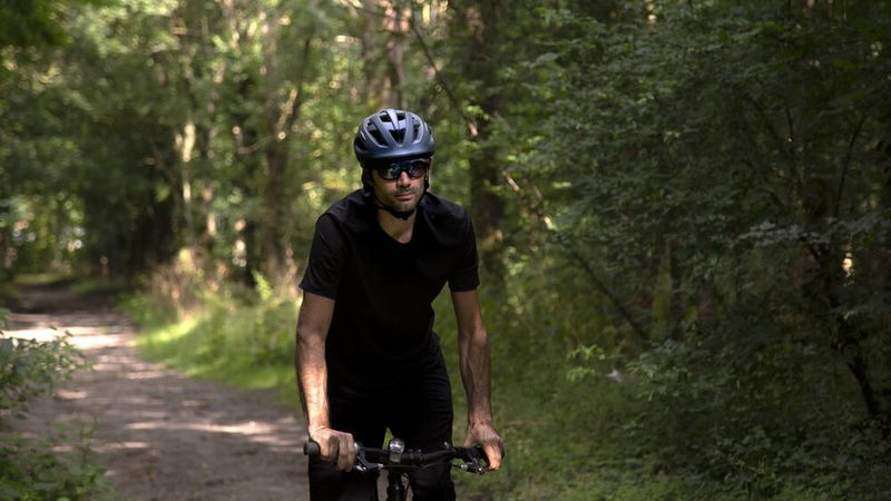 Die Cosmo Vision hat zudem einen Helligkeitssensor, der eine automatische Anpassung der Gläsertönung auf die aktuellen Lichtverhältnisse ermöglicht. (Bild: Cosmo Connected)