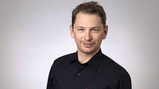 Marcel Flicker ist seit Mai 2021 als Produktmanager bei der R+W Antriebselemente GmbH tätig. Der studierte Wirtschaftsingenieur ist das Bindeglied zwischen Vertrieb, Marketing und Technik und unterstützt den nationalen und internationalen Vertrieb dabei, neue Produkte und Produktinnovationen vorzubereiten und einzuführen. (Bild: R+W/Sarah Kastner)