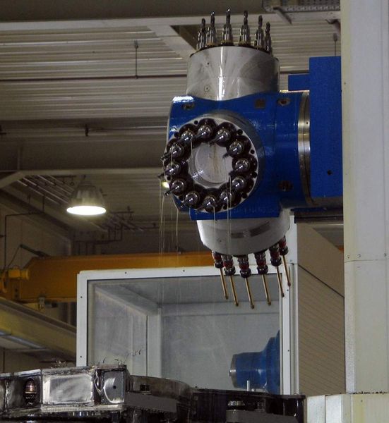 Der Dreifach-Mehrspindelkopf mit je zwölf Spindeln mit Drehzahlen bis 3000 min—1 kann eine Leistung von   56 kW und 600 Nm oder 50 Nm pro Abtriebsspindel übertragen, um die Gewinde M 16 x 1,5 zu schneiden – oder alternativ auch formen zu können. Bilder: Kuttkat (Archiv: Vogel Business Media)