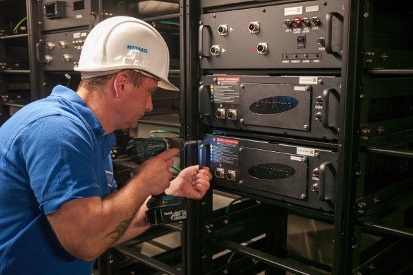 Bilder aus der Bauphase: Installation des ersten Akkutrays (WEMAG)