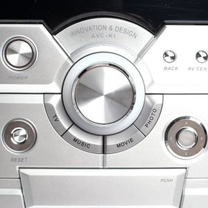 An der Frontblende des AVC-K1 befinden sich Bedienelemente zur Auswahl von Anwendungen.