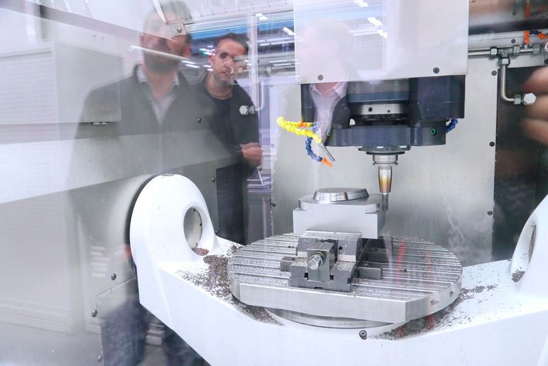 Neu vorgestellt auf den International Solution Days 2017: Die Mikron HPM 800U HD ist ausgerichtet für die universelle Produktion von hochwertigen Teilen mit 3, 4 oder 5 Achsen. Im Bild Innenansicht durch die Glastür. (Anne Richter, SMM)
