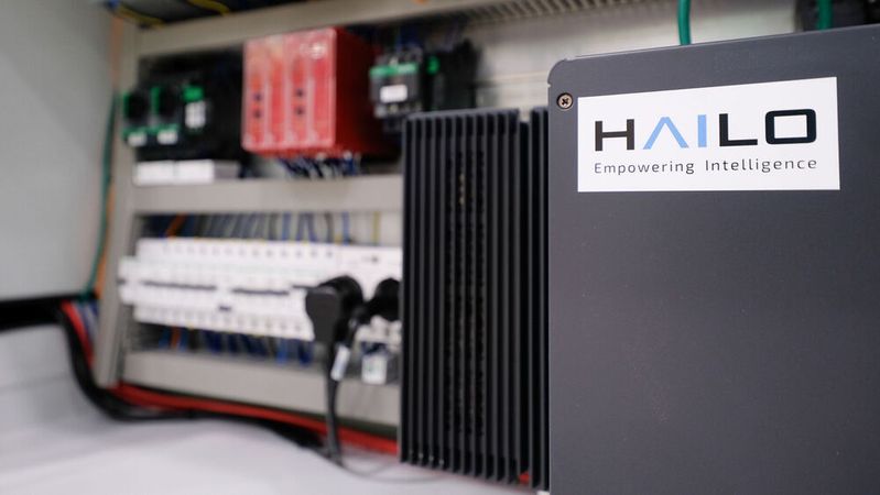 Die patentierte Siliziumarchitektur von Hailo erlaubt eine effiziente, leistungsstarke KI-Verarbeitung bei niedrigem Stromverbrauch, geringer Größe und niedrigen Kosten. (Bild:  Andreas Schebesta/ Hailo)