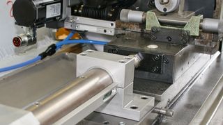 Durch den Austausch der hydropneumatischen Antriebe und der Umstieg auf digitale Steuerungs- und Antriebstechnik laufen die produktionstechnischen Prozesse einer Schleifmaschine deutlich effizienter ab. (ERO-Führungen)