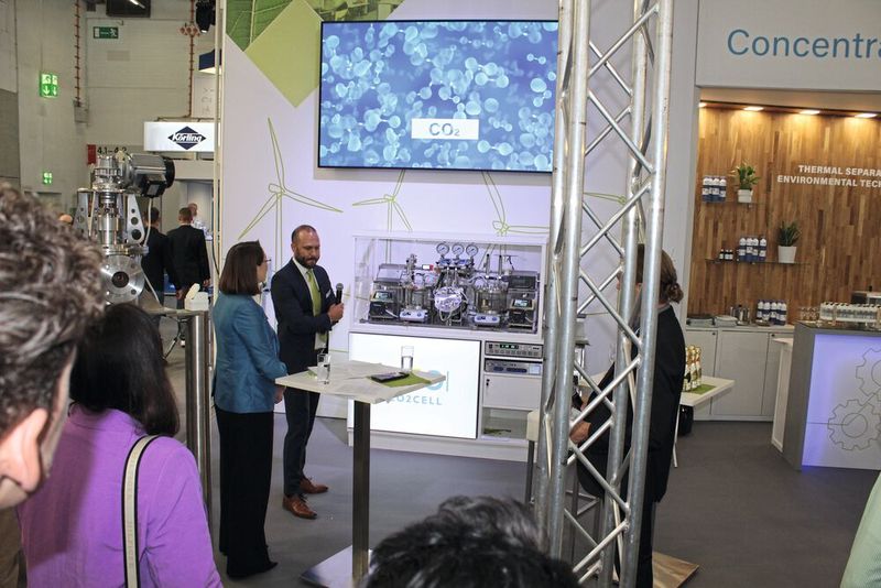 Aus Restströmen mach Nutzwert - mit der richtigen Trenntechnik läuft’s! Julia Aichhorn und Andreas Schnitzhofer präsentieren den ECO2CELL. (Bild: PROCESS)