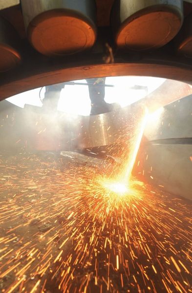 Den Großlagern mit einem Außendurchmesser von über einem Meter rückte man mit dem Schneidbrenner zu Leibe. (Bild: Schaeffler)