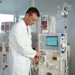 Arzt bei der Einstellung des Dialysegeräts: Das von Riegler im Auftrag von Fresenius Medical Care produzierte Dialysatorengehäuse ist im Bild rechts gut zu sehen.