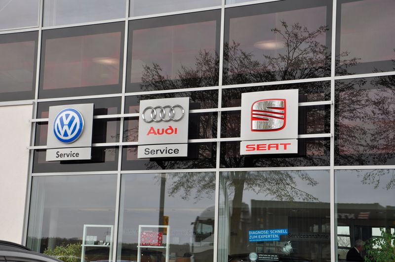 Für die Schwestermarken VW und Audi bietet das Autohaus Früchtl Serviceleistungen an. Auch Neuwagen dieser Marken werden bei Bedarf an die Kundschaft vermittelt. (Grimm/Redaktion »kfz-betrieb«)