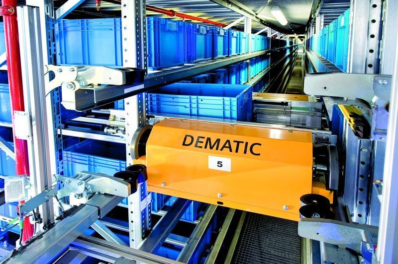 Zur Aufnahme der Behälter im Zimmer-Hochregallager wird ein Fingersystem ausgeklappt, mit dem die Behälter auf das Shuttle gezogen werden. Bild: Dematic (Archiv: Vogel Business Media)