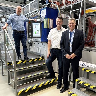 Working Together for Maximum Efficiency: Pavel Bohuněk and Marek Hejl from Swoboda CZ with 
Michal Slaba from Wittmann Battenfeld CZ (from left to right) (Bild: Wittmann)