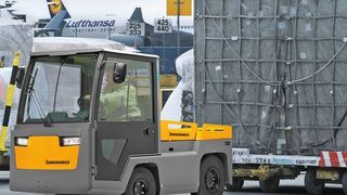 Dank Heizung im Li-Ion-Schlepper EZS 7280 gehören beschlagene Scheiben der Vergangenheit an. (Jungheinrich)