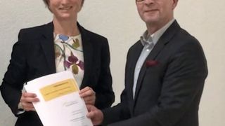 Ministerin Nicole Hoffmeister-Kraut und IFA-Direktor Prof. Stefan Reindl bei der Übergabe des Projektantrags. (IFA)