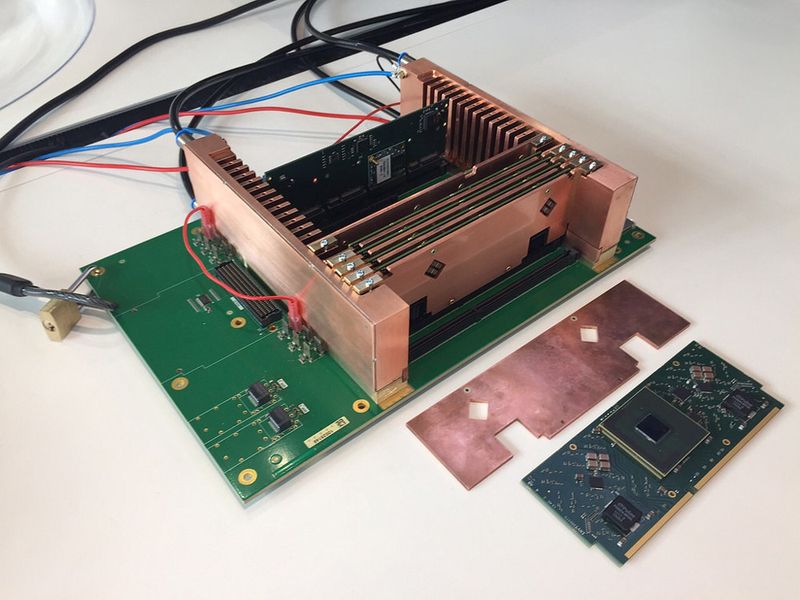 Abbildung 1: Der erste mit Heißwasser gekühlte 64-bit Micro-Server als Prototyp auf der CeBIT (Bild: IBM)