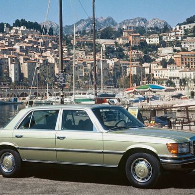 Das Spitzenmodell 450 SEL 6.9 der S-Klasse hatte im Frühjahr 1975 Premiere. Hier ein zeitgenössisches Genrefoto am Hafen Port l’Olympia in Nizza. Entsprechend des Preises waren auch einige reiche und oder prominente Personen unter der Käufern. Zu den bekanntesten Besitzern dieses Modells zählen unter anderem die Familie Wiesenthal, Fußballlegende Franz Beckenbauer und Schah Reza Pahlavi, der ehemalige Kaiser von Persien. (Bild: Mercedes-Benz AG)