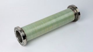 Für Hochvakuumanwendungen, wie beim geplanten Einstein-Teleskop zum Aufspüren von Gravitationswellen, werden meist teure Edelstahlrohre genutzt. Ein Team des Fraunhofer-IP hat nun aber ein hybrides GFK-Edelstahl-Rohr entwickelt. (Fraunhofer-IPT)