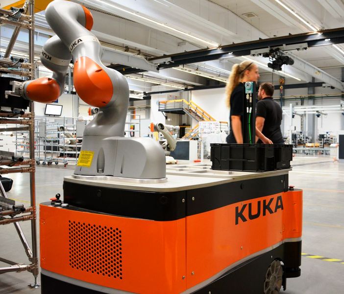 Kuka hat sein Mehrliniensystem auf eine Linienfertigung nach modernsten Lean-Produktionsmethoden umgestaltet. Für die rund 140 m lange Produktionslinie setzte man verstärkt auf den Automatisierungsgedanken, ein wesentlicher Faktor dabei war die Anlieferung des Montagematerials Just-in-Sequenz. Dafür wurden Lösungen von manuell verfahrbaren Leichtbaurobotern bis hin zu völlig autonom agierenden Systemen entwickelt. (Bild: Kuka)