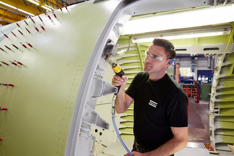 Mit leichten, leistungsstarken und präzisen Werkzeugen wie dieser LBB-Bohrmaschine arbeitet es sich ergonomischer. Die Ausfallzeiten durch Krankheit sinken, Fehler werden vermieden. (Bild: Atlas Copco Tools)