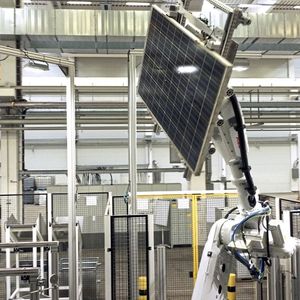 Solar Materials hat eine Technologie entwickelt, mit der Rohstoffe aus Solarmodulen kommerziell und wirtschaftlich zurückzugewonnen werden. Herzstück der automatisierten Lösung sind mehrere Industrieroboter von ABB.  (Bild: ABB Robotics)