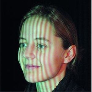 Hier wird das Gesicht in drei räumlichen Dimensionen gescannt.