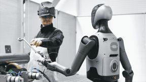 „Finden Sie einen Job, den der Humanoide wirklich kann, verstehen Sie Ihre Prozesse“ – das rät Robotik-Experte Sebastian Prinz Unternehmen, um langfristig von der Technologie zu profitieren. (Bild: Fraunhofer IEM / Janosch Gruschczyk)