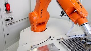 Der wasser- und schmutzresistente KR Agilus WP Kleinroboter von Kuka liefert die Werkstücke punktgenau an die Schleifmaschine bei Saacke an. (Kuka)