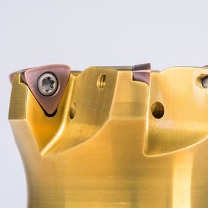 Je nach Durchmesser, tragen die passenden Fräserköpfe zwischen 2 und 5 Wendeschneidplatten der geometrieoptimierten DAH37-Serie. Messerköpfe der DAHM37-Type fassen 5 bis 8 davon.