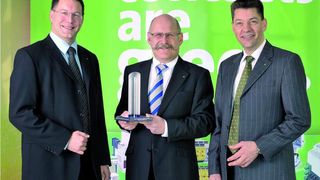 Dr. Andreas Rinn, Managementbeauftragter, Reiner Schilkowsky, Key Account Manager und John Paulsen, Vertriebsleiter Europa, alle Wieland Electric, freuen sich über die besondere Auszeichnung von Siemens als „Best Quality Supplier 2008“ (v.l.). (Archiv: Vogel Business Media)