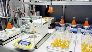 Abb.1: Roboterarm
beim Transport eines
Erlenmeyerkolbens mit
verdünnter Probe. (Archiv: Vogel Business Media)