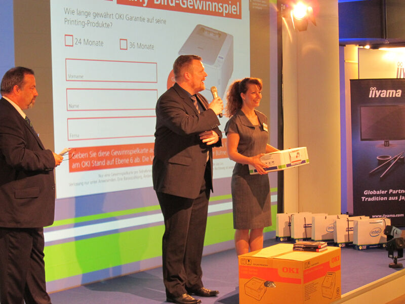 Frank Castrop und Monika Fietzek, OKI, zogen den glücklichen Gewinner. (Bild: IT-BUSINESS)