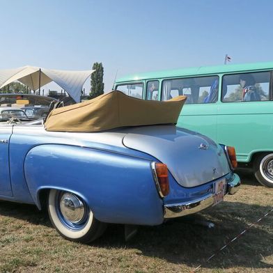 Weißwandreifen an DDR-Oldtimern? Der Anblick erinnert an das sächsische Fabelwesen Rasselbock. In Bayern sagt man Wolpertinger dazu. (Bild: Peter Diehl)