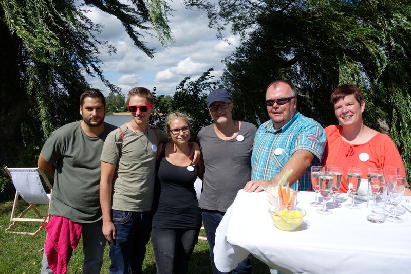 (3. v.r.) Patrick Matzinger, mit (r.) Andreas Müller, Littlebit, und Familie. (Bild: IT-BUSINESS)