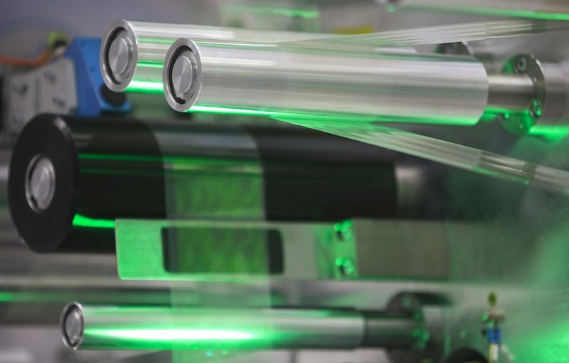 Bei diesem Schritt wird das Intendigram auf die Oberfläche des neuen Personalausweises aufgebracht. Es handelt sich um ein von der Bundesdruckerei – in Zusammenarbeit mit dem Bundeskriminalamt – entwickeltes Sicherheitsmerkmal ... (Archiv: Vogel Business Media)