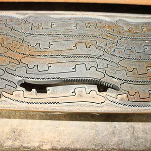 Mittels Wasserstrahlschneiden fertigt MB Engineering unterschiedlichste Komponenten für die Medizintechnik. Zur Schonung der eigenen Fertigungsmaschinen werden sie auf der Palma 100 zwischengereinigt.(Bild:  Mafac)