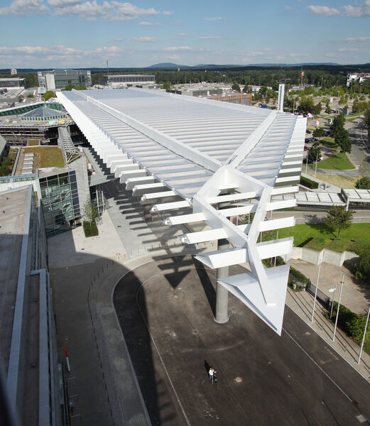 Über den neu gestalteten Eingang Mitte der Nürnberg Messe gelangen die Besucher auf die MT Connect und den Medtech Summit. (Thomas Geiger / Nürnberg Messe)