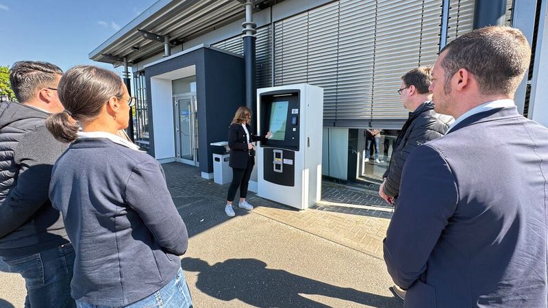 Elemente wie ein digitaler Schlüsseltresor sollen Kunden die Fahrzeugübergabe leichter machen. Sie sind aber nur Mosaiksteine in einem großen Gesamtprozess. (Bild: Achter – VCG)