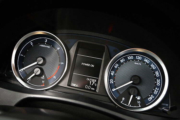 Das Kombiinstrument ist klar strukturiert und in schlichtem Design gehalten. Das Infodisplay zwischen den Rundinstrumenten informiert zum Beispiel über den Durchschnittsverbrauch, die Durchschnittsgeschwindigkeit oder die Außentemperatur. (Foto: Toyota)