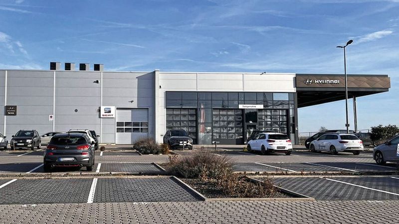 Das Autohaus S&K Automobile in Landau gehört seit Mitte Februar zur Graf Hardenberg-Gruppe.(Bild:  Graf Hardenberg)