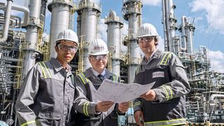 Mit ihrer Forschung wollen sie großtechnische Reaktionen ökonomischer und umweltfreundlicher machen: Baoxin Zhang (Likat), Professor Robert Franke and Christoph Kubis (Likat). (Bild: Evonik)