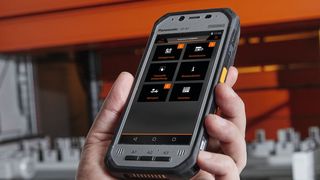 Die App „Kastologic mobile“ ist für mobile Endgeräte vorgesehen. Sie ermöglicht es dem Benutzer, alle Infos zum Ein- und Umlagern, Kommissionieren und Versenden nebst Bestandsinformationen per Smartphone oder Tablet an das WMS zu übermitteln.  (Bild: Kasto)