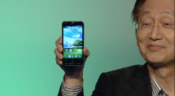 Asus gab sich die Ehre und präsentierte das neue Flaggschiff von Asus. (Asus)
