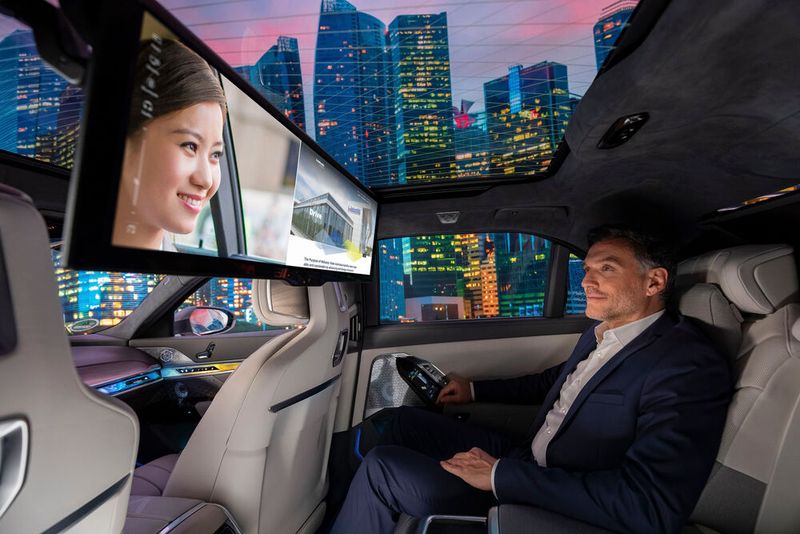 Hightech-Glas ermöglicht neue Funktionen wie schaltbare Verglasung, integrierte Ambientebeleuchtung oder Designmuster im Glas.  (Bild: Webasto)