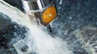 Bild 1: Eine Untersuchung hat gezeigt, dass die Standzeit von Werkzeugen für die Titanbearbeitung stark erhöht werden kann, wenn Werkzeugschneide und Kühlschmierstoff sorgfältig aufeinander abgestimmt werden. (Bild: Blaser Swisslube)