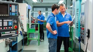 Dieter Stoffel, Geschäftsführer von Günter Stoffel Medizintechnik, erklärt einem Mitarbeiter, was mit dem vor ihnen befindlilchen Brother-Bearbeitungszentrum als nächstes gefertigt werden soll. Die Maschinen von Brother werden von W&R vertrieben und zeichnen sich unter anderem durch ihre rasante Werkzeugwechselfunktion aus. (Lutz Hugel / Stoffel)